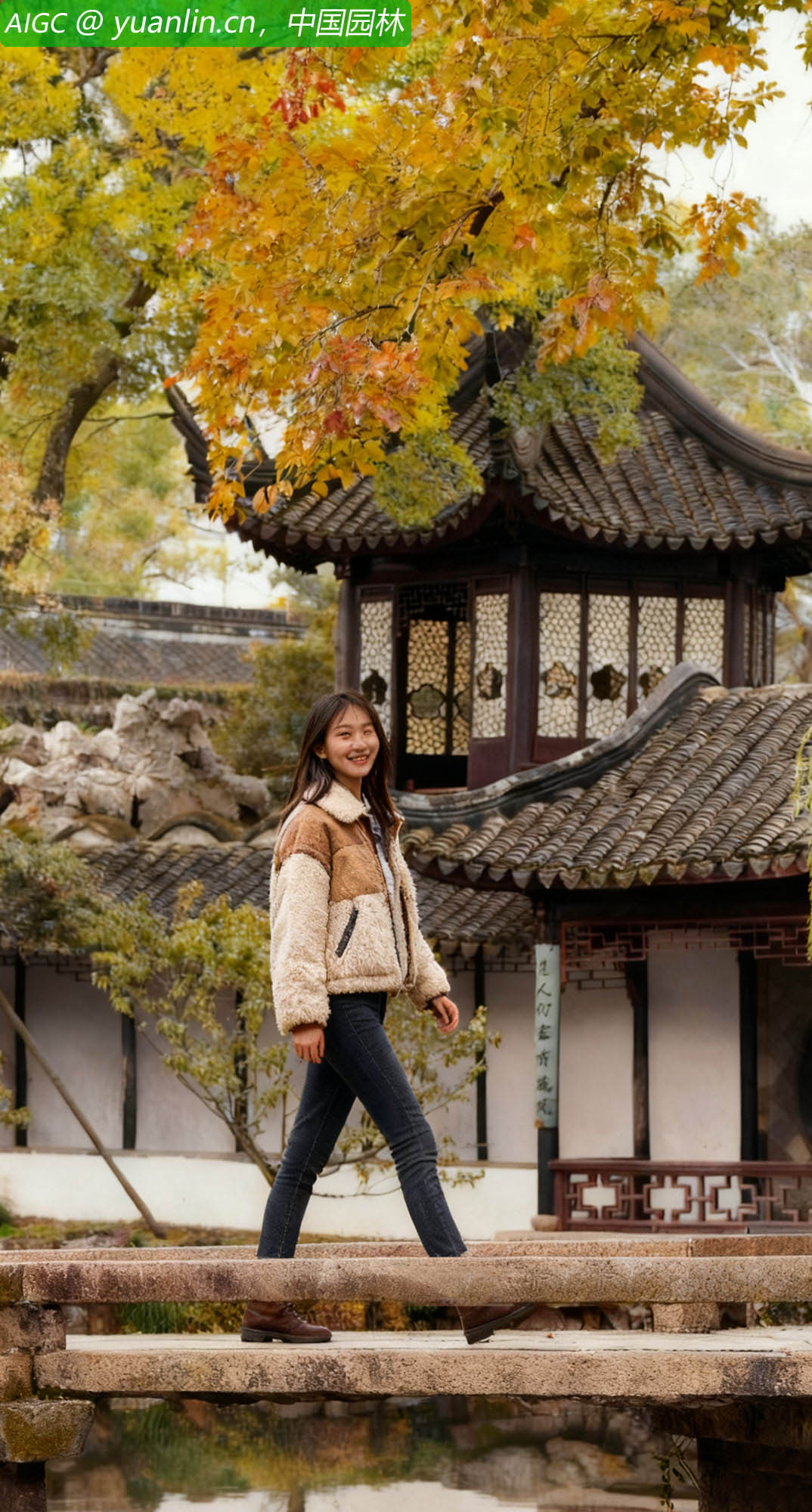 深秋的苏州园林，斑斓秋叶垂挂在古亭檐角