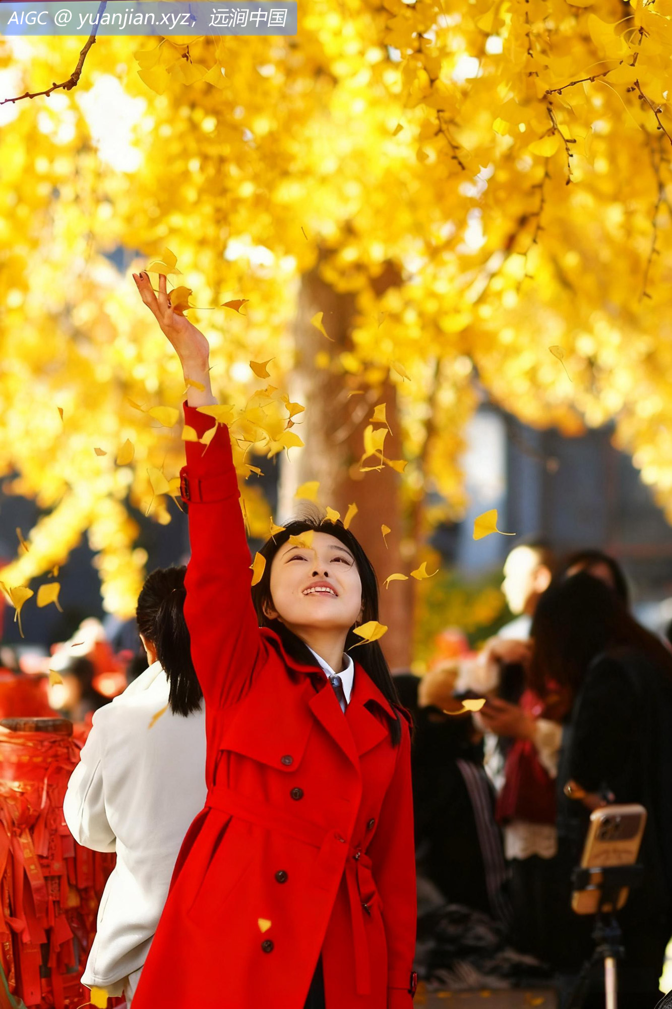 山东青岛法海寺的古银杏树下，游客正在拍照留念